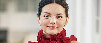 Francisca Aronsson deslumbró con una prenda de sastre que combinó de forma magistral elegancia y atrevimiento en una sola pieza. Francisca Aronsson rompe esquemas con un fulminante vestido estilo esmoquin