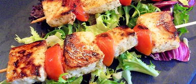 Deliciosas brochetas de pescado Receta de las Brochetas de pescado: preparación paso a paso, VIDEO