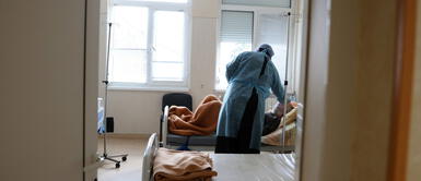 El hecho sucedió en un hospital de Atenas, en Grecia. Paciente con COVID-19 habría asesinado a otro al no tolerar el ruido de su ventilador