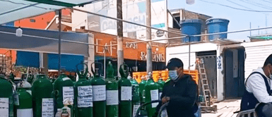 Hombre perdió a su padre por COVID-19 y ahora busca oxígeno para salvar a su mamá Hombre perdió a su padre por COVID-19 y ahora busca oxígeno para salvar a su mamá