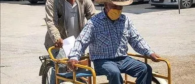 México: anciano fue llevado en un triciclo hasta el centro vacunatorio contra la COVID-19 Hijo lleva a su padre de la tercera edad en su triciclo para recibir la vacuna contra la COVID-19
