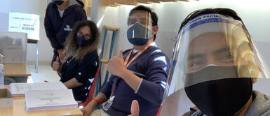 Mujer en muletas asume rol de miembro de mesa voluntariamente Mujer en muletas asume rol de miembro de mesa ante ausencia de titulares y suplentes