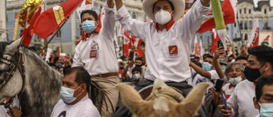 Pedro Castillo cabalga junto a Vladimir Cerrón por Lima "Eliminación de programas basura", una de las propuestas del candidato Pedro Castillo
