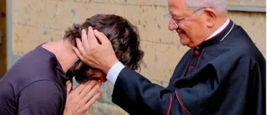 Sacerdote se enamora de una mujer y decide colgar la sotana para “intentar vivir este amor” Sacerdote decide colgar la sotana por amor a una mujer: “Estoy enamorado”