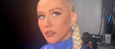 Christina Aguilera causa furor con vestido negro de seda para un look minimalista y sofisticado. Christina Aguilera exhibe su estilizada figura con un elegante vestido de seda