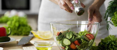 Cómo reemplazar la sal en las comidas El secreto de los nutricionistas para reemplazar la sal en las comidas y que sigan siendo sabrosas