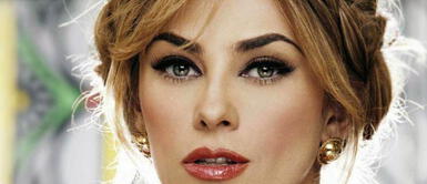Aracely Arámbula Aracely Arámbula supera todos los niveles de moda con elegante vestido azul Klein