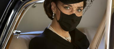 Kate Middleton asiste al funeral del Duque de Edimburgo. Kate Middleton rinde tributo a Lady Di durante el funeral del príncipe Felipe
