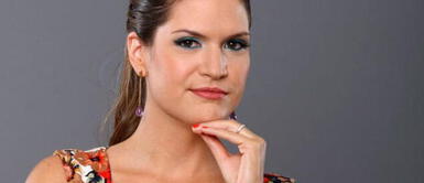 Lorena Álvarez y outfit con paper bag Lorena Álvarez exhibe la versatilidad de los pantalones que más estilizan esta temporada