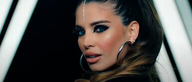 Flavia Laos trae de vuelta moda de los años 60 con efusivo look de cuero Flavia Laos trae de vuelta moda de los años 60 con efusivo look de cuero