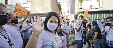 A pie. Keiko Fujimori caminó por Cantagallo. Visita distritos cercanos en tanto sigue sin recibir autorización para dejar la capital. Foto: John Reyes/La República Poder Judicial autoriza a Keiko Fujimori a viajar en campaña electoral