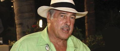 Andrés García dispara arma de fuego y asusta a presentador Yordi Rosado. Andrés García asustó a periodista al usar arma durante entrevista