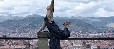 Stephanie Cayo Stephanie Cayo derrocha estilo y belleza con elegante cárdigan durante su viaje a Cusco