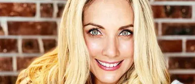 Brenda Carvalho da cátedra de moda con pantalones paper bag Brenda Carvalho da cátedra de moda con outfit protagonizado por pantalones paper bag