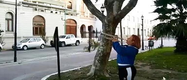 Su padre se encuentra internado en terapia intensiva por coronavirus Argentina: Hija toca la trompeta para animar a su padre internado por COVID-19