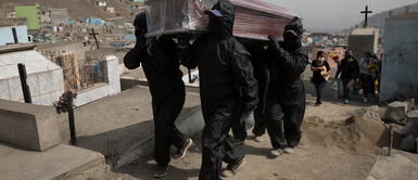 El número de fallecidos por COVID-19 incrementó en la última semana. Actual cifra de fallecidos revela que cada 4 minutos muere una persona por COVID-19 en el Perú