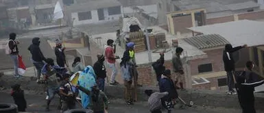 Policía Nacional comenzó la operación de desalojo de los ocupantes de zona Lomo de Corvina en Villa El Salvador Lomo de Corvina: policías e invasores se enfrentan y se registra algunos heridos