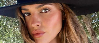 Eiza González deslumbra con outfit vintage de Burberry. Eiza González derrocha elegancia con conjunto dorado firmado por Burberry