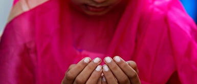 El extraño caso aún no ha sido documentado en la literatura médica reciente India: Mujer que llora sangre durante su menstruación sorprende al mundo con extraño caso