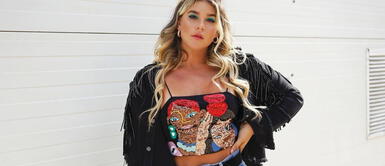 Macarena Vélez apuesta por la tendencia neón con su último look de playa. Macarena Vélez conquista las playas de Colombia con llamativo vestido neón