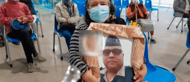 Mujer acude a vacunarse con la foto de su hijo fallecido por COVID-19 Adulta mayor acude a vacunarse con la foto de su hijo policía fallecido por Covid-19