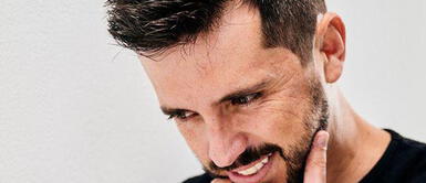 Jesús Alzamora Jesús Alzamora enciende las redes reviviendo icónica prenda de los años 90