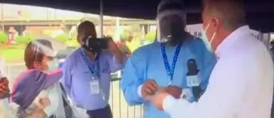 Gunter Rave intercede para que mujer de 70 años sea vacunada pese negativa en vacunatorio Gunter Rave intercede para que mujer de 70 años sea vacunada pese negativa en vacunatorio