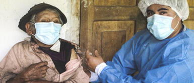 Adulto mayor de 121 años recibió primera dosis de la vacuna contra el COVID-19 en su domicilio COVID-19: adulto mayor de 121 años recibió primera dosis en casa