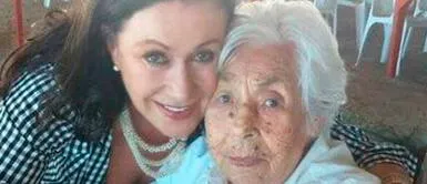 La actriz Laura Zapata permanece temporalmente en el centro geriátrico al lado de su abuela Eva Mange. Foto: Instagram/Laura Zapata Laura Zapata denunció a falso sacerdote que le dio los santos óleos a su abuelita