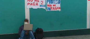 Docente asegura que casa de estudios superiores en Huancavelica le adeuda dos meses de salario. Foto: captura TV Perú Profesor dicta clases en la puerta de universidad de Huancavelica como protesta: "no me pagan"