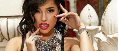 Becky G Becky G recorre Hollywood con prendas oversize y cómodos tenis