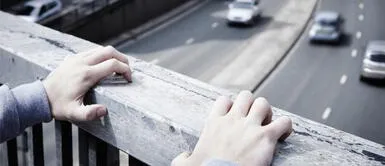 Cada 40 segundos se suicida una persona en el mundo, siendo en su mayoría jóvenes entre los 15 y 29 años. Alerta en Perú por el aumento en la tasa de suicidio: "el principal factor es la pandemia"