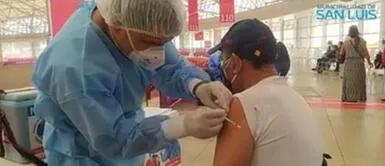 Hugo “El Cholo” Sotil recibió la primera dosis de la vacuna contra el coronavirus Hugo “El Cholo” Sotil recibió la primera dosis de la vacuna contra el coronavirus