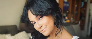 Daniela Darcourt apuesta por un elegante slip dress en tono ocre. Daniela Darcourt realiza hit de moda con un elegante y pícaro slip dress metálico