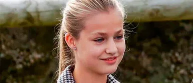 Princesa Leonor rompe con su clásico estilo y apuesta por un moderno look 'grunge' Princesa Leonor rompe con su clásico estilo y apuesta por un moderno look 'grunge'