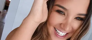 Alessandra Fuller Alessandra Fuller le dice adiós al verano luciendo espectacular bikini blanco