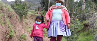 Huancavelica: madre e hija caminan 40 minutos diarios para conectarse al internet Huancavelica: madre e hija caminan 40 minutos diarios para conectarse al internet