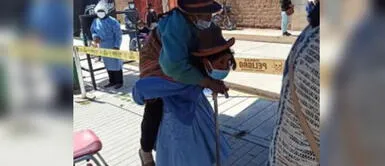 Vacuna COVID-19 Perú: Mujer carga a su madre para llevarla a inmunizar contra el coronavirus en Áncash Cusco: Hija carga en hombros a su madre para que reciba vacuna contra la COVID-19