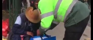 Huancayo: Policía sorprende y emociona a madres que venden caramelos por su día Huancayo: Policía sorprende y emociona a madres que venden caramelos por su día | VIDEO