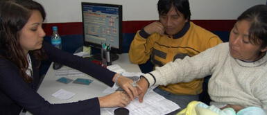 Chile podrán elegir orden de los apellidos. Chile promulga ley que permite cambiar orden de apellidos para fomentar la igualdad de género