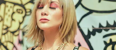 Claudia Serpa Claudia Serpa impone camisa cropped como la prenda más corta y combinable de esta temporada