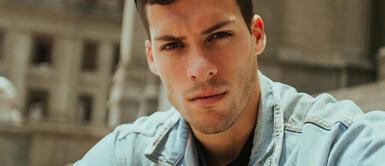 Patricio Parodi Patricio Parodi luce chaleco de punto como prenda básica de otoño