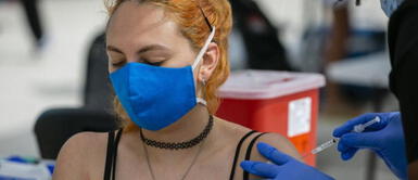 Turistas latinoamericanos se vacunan gratuitamente en la playa de Miami Beach Turistas latinoamericanos se vacunan gratuitamente en la playa de Miami Beach