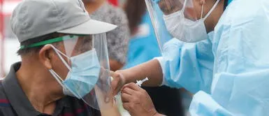 Vacunación contra COVID-19: Usuarios reportan que intentaron vacunar a dos adultos mayores con jeringas vacías Usuarios reportan que intentaron vacunar a dos adultos mayores con jeringas vacías