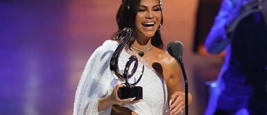 Natti Natasha y look embarazada Natti Natasha exhibe su avanzado embarazo con imponente outfit de plumas