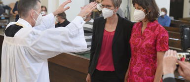 Sacerdotes alemanes bendicen a parejas LGBT y se rebelan contra el Vaticano Sacerdotes alemanes bendicen a parejas LGBT y se rebelan contra el Vaticano