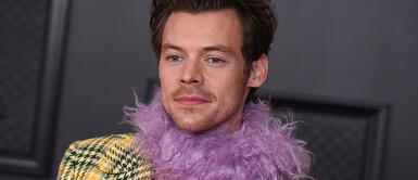Harry Styles causa furor en los Brit Awards con total look firmado por Gucci. Harry Styles deslumbra en los Brit Awards 2021 con excéntrico look setentero