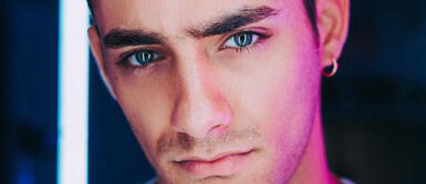 Austin Palao Austin muestra su pasión por el tank top y confirma que es la pieza eterna para el armario masculino