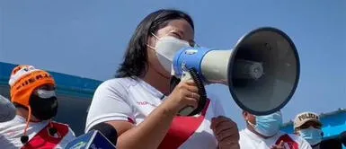 Keiko Fujimori se sonrojó al escuchar los gritos de uno de sus simpatizantes. Keiko Fujimori a simpatizante "enamorado": “Estoy casada, por si acaso”