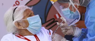 La mujer de 80 años se sentía temerosa ante las denuncias de irregularidades en la vacunación contra la COVID-19. Adulta mayor rompe en llanto ante el miedo de ser vacunada con jeringa vacía